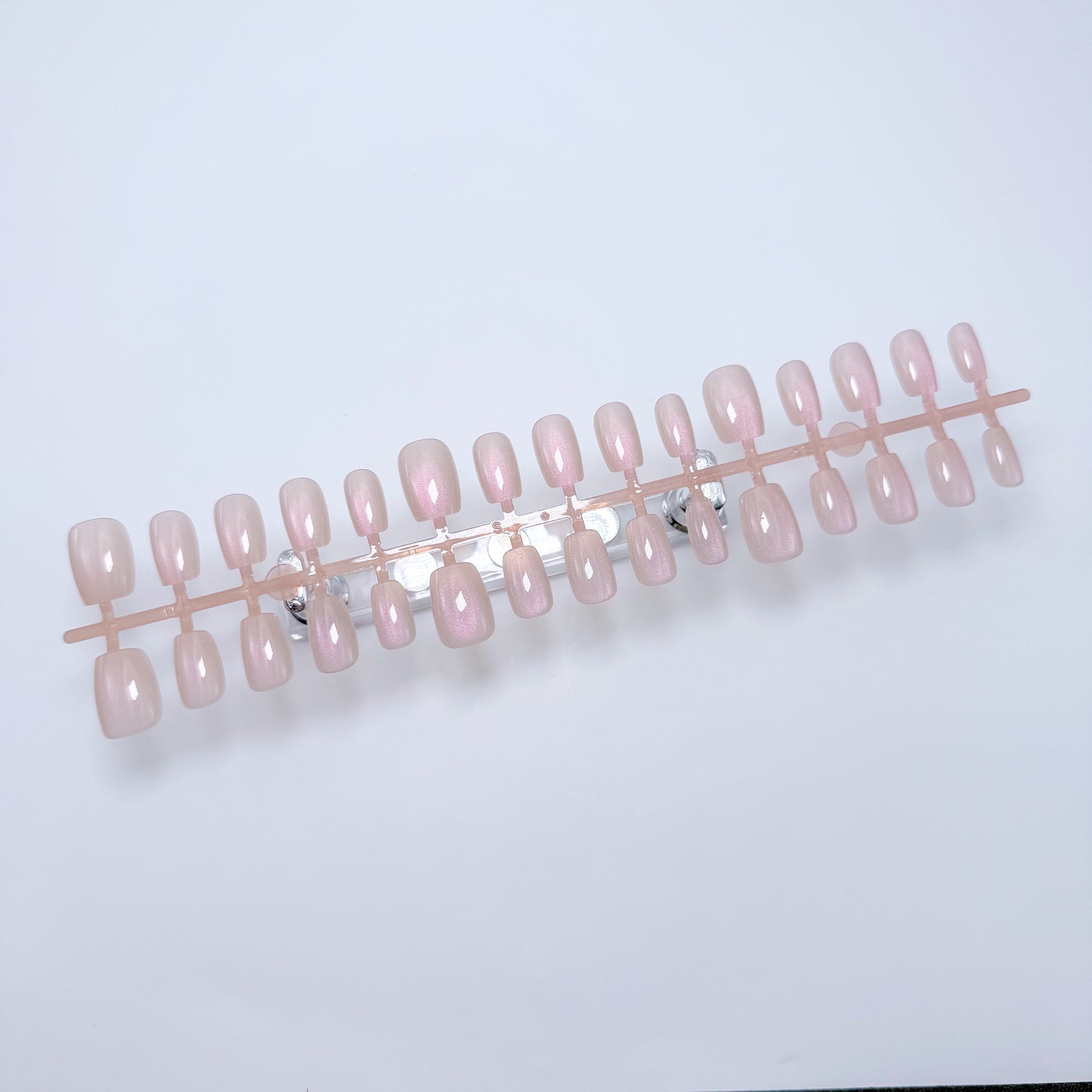 Guava Glow – Press-on Fingernägel, Cat-Eye und Einfarbig – NEXANAILS®