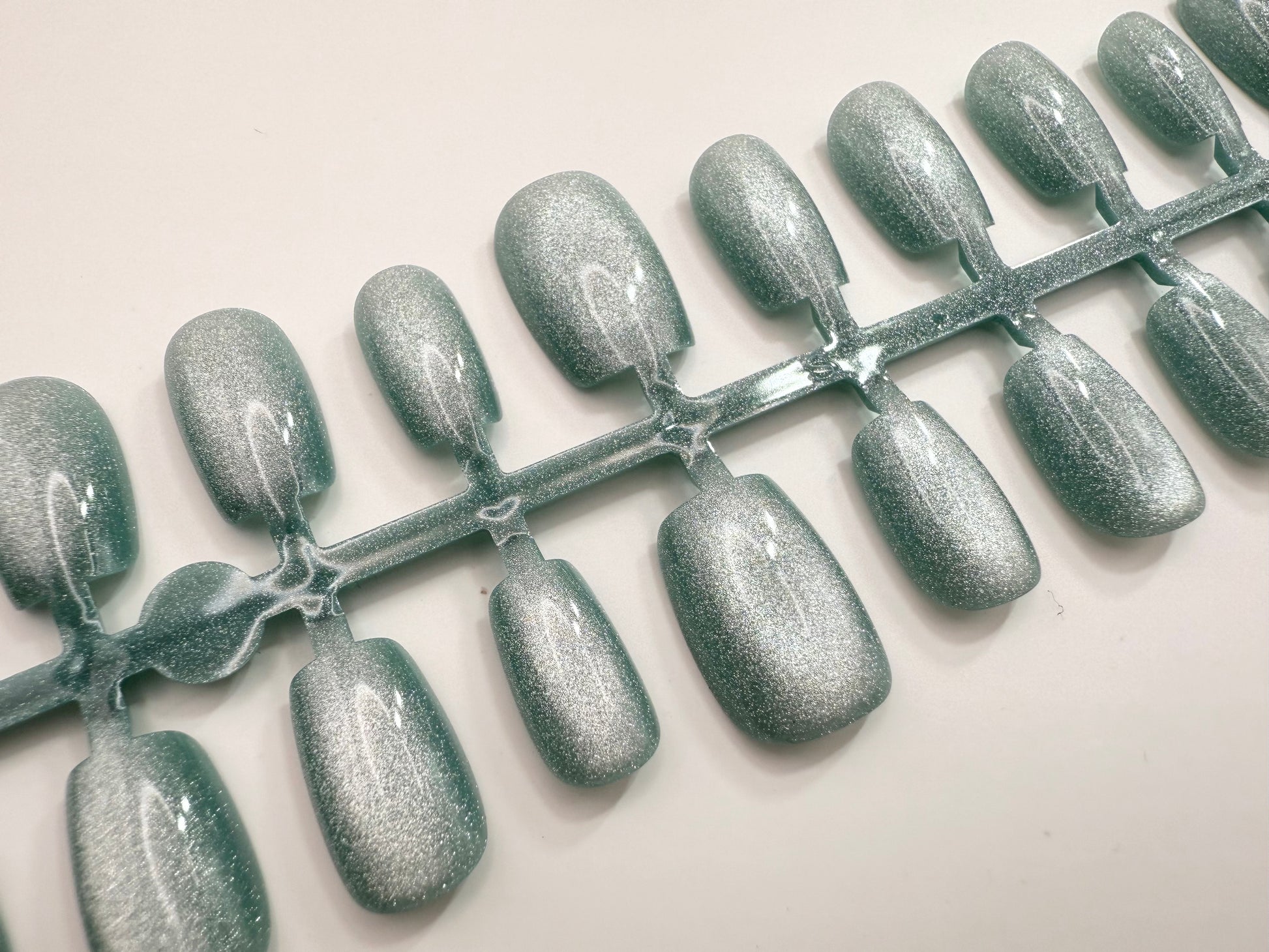 Opal Veil – Press-on Fingernägel, Einfarbig und Cat-Eye – NEXANAILS®
