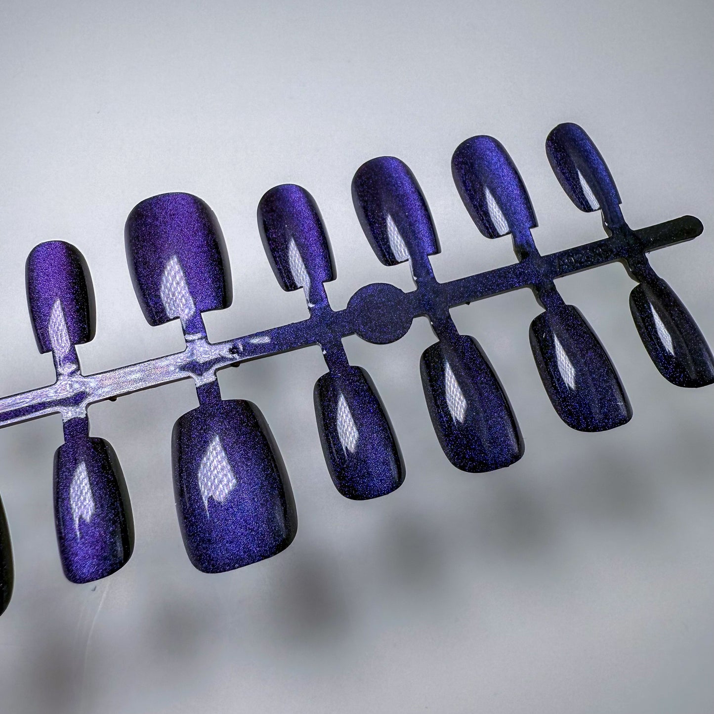 Cosmic Velvet – Press-on Fingernägel, Glitzer und Cat-Eye – NEXANAILS®