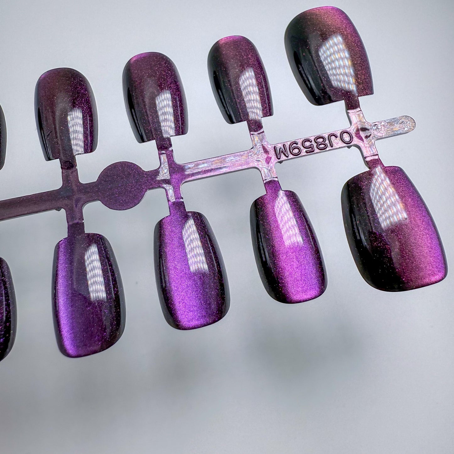 Violet Eclipse – Press-on Fingernägel, Cat-Eye, Einfarbig und Metallisch – NEXANAILS®