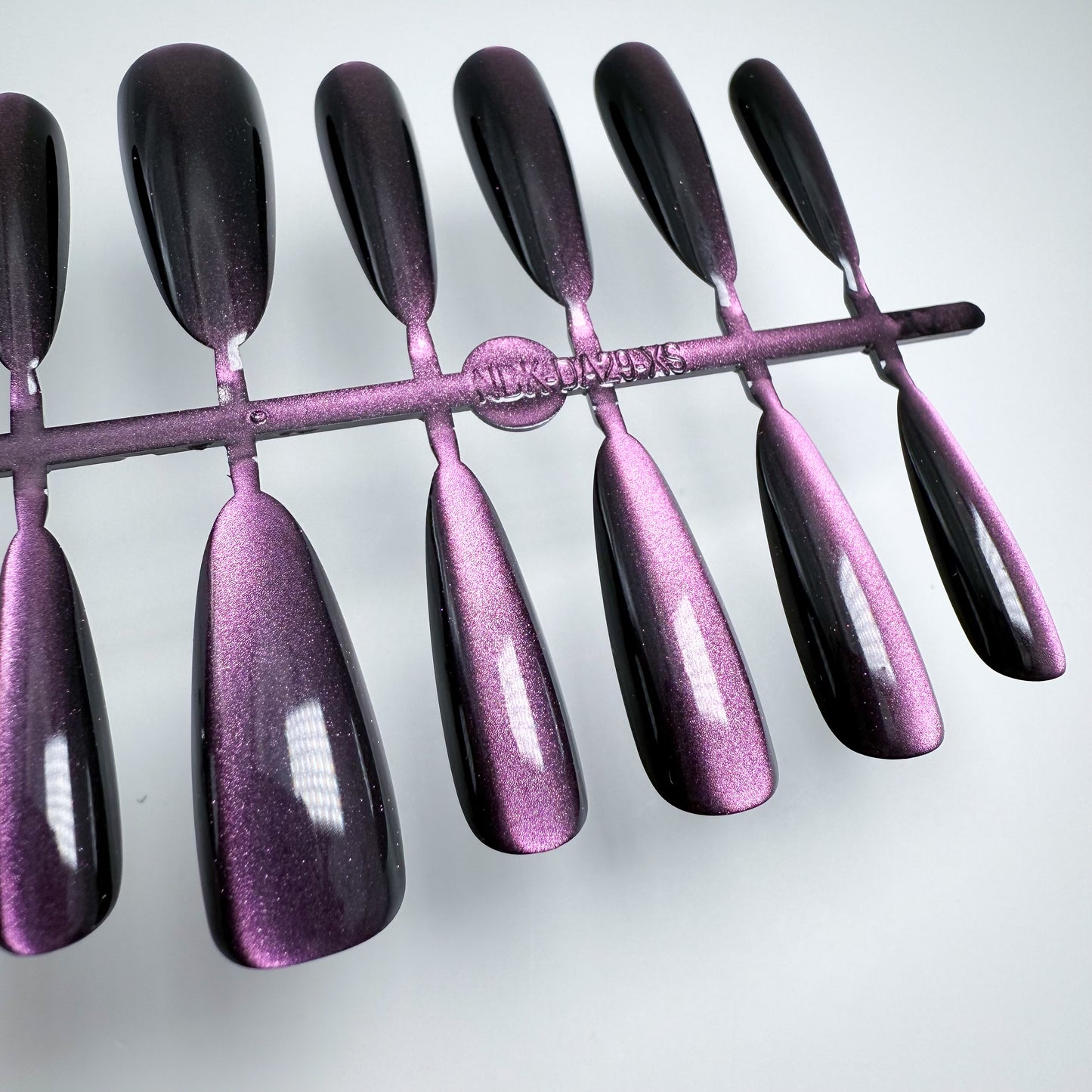 Cosmic Violet – Press-on Fingernägel, Cat-Eye und Einfarbig – NEXANAILS®