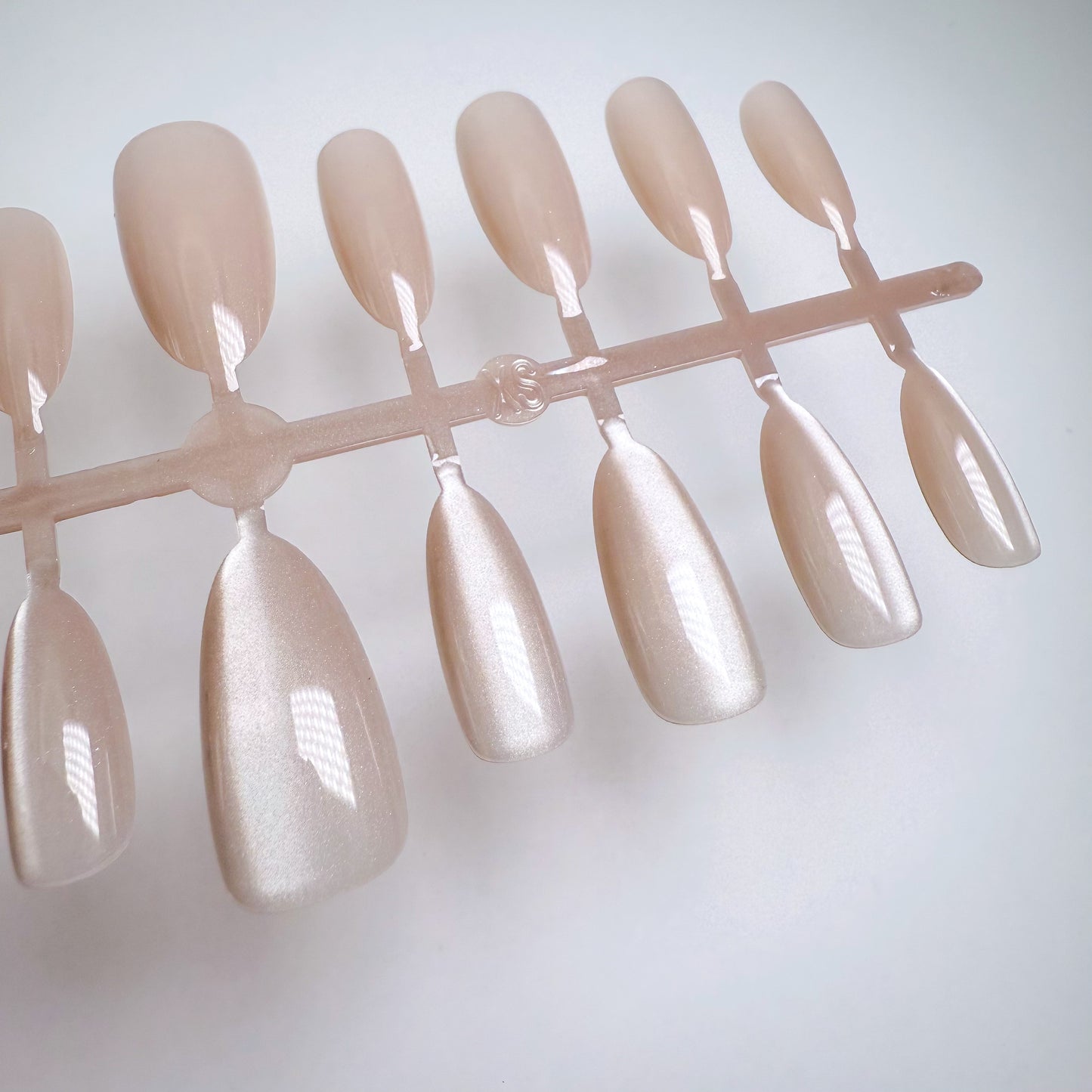 Satin Champagne – Press-on Fingernägel, Cat-Eye und Einfarbig – NEXANAILS®