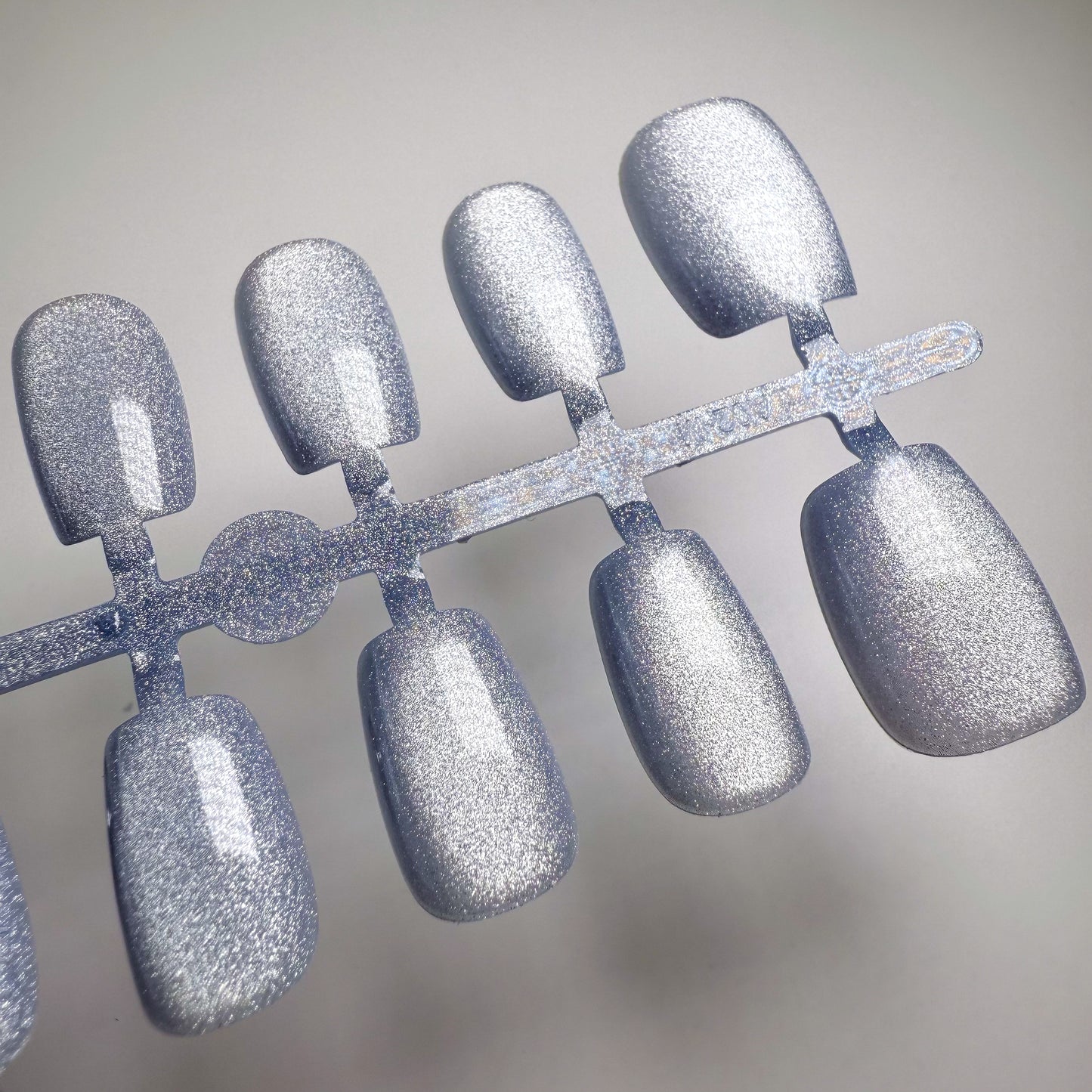 Frozen Halo – Press-on Fingernägel, Cat-Eye und Einfarbig – NEXANAILS®