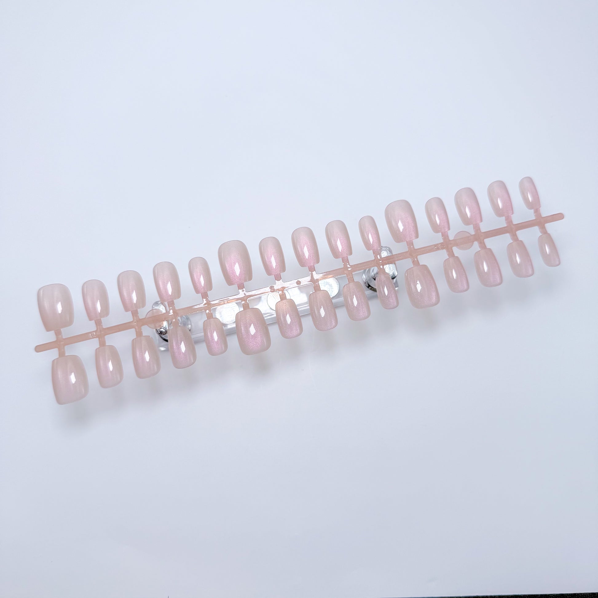 Guava Glow – Press-on Fingernägel, Cat-Eye und Einfarbig – NEXANAILS®