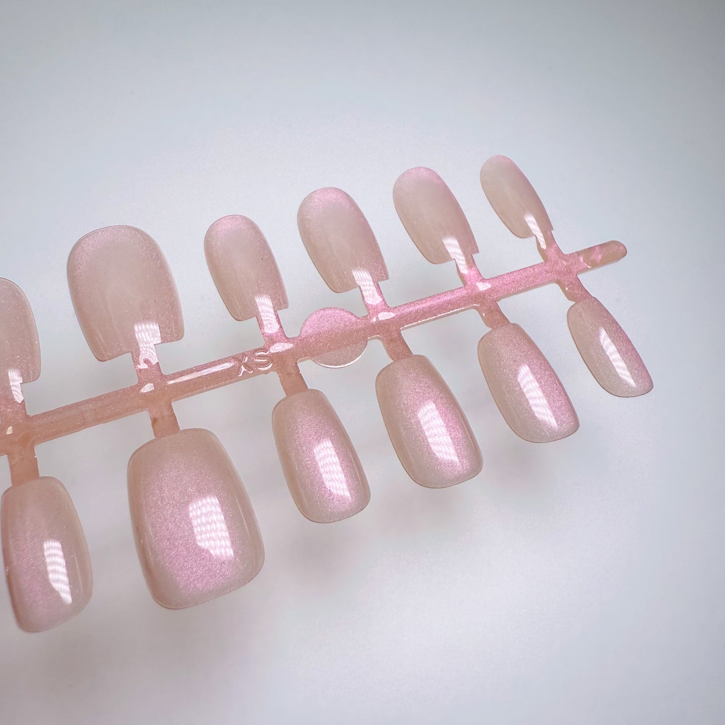 Guava Glow – Press-on Fingernägel, Cat-Eye und Einfarbig – NEXANAILS®