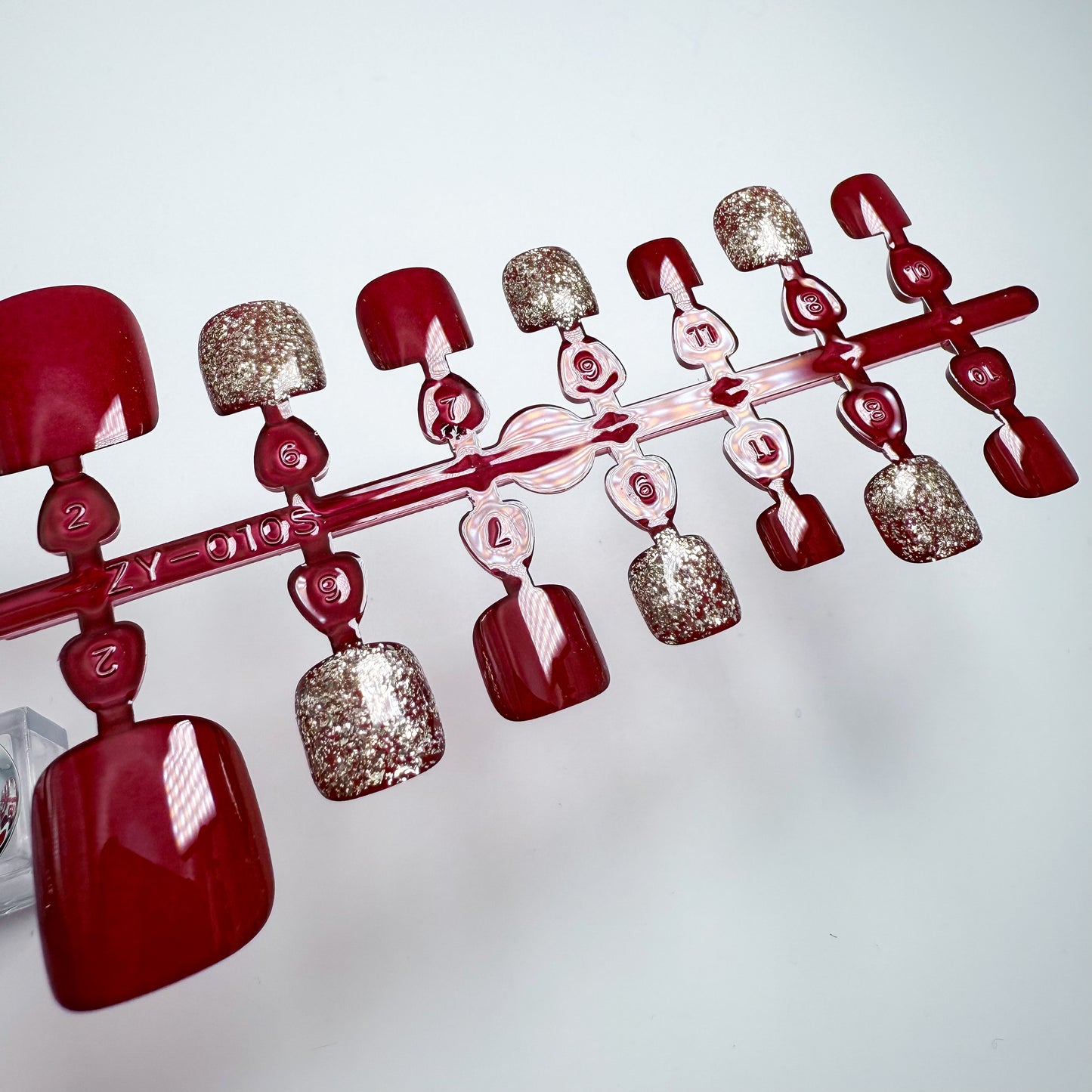 Crimson Spark | Luxe Pedicure – Press-on Fußnägel, Glitzer – NEXANAILS®
