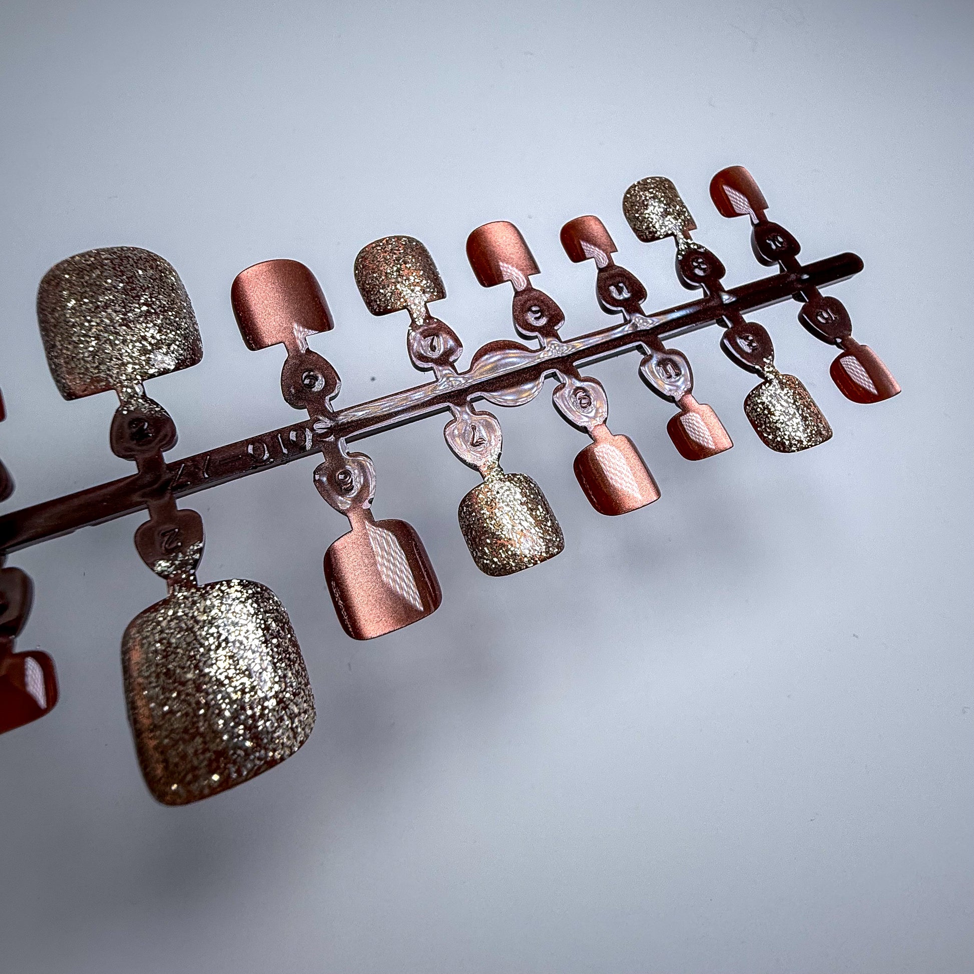 Copper Dusk | Luxe Pedicure – Press-on Fußnägel, Cat-Eye und Glitzer – NEXANAILS®