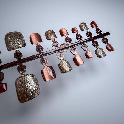 Copper Dusk | Luxe Pedicure – Press-on Fußnägel, Cat-Eye und Glitzer – NEXANAILS®
