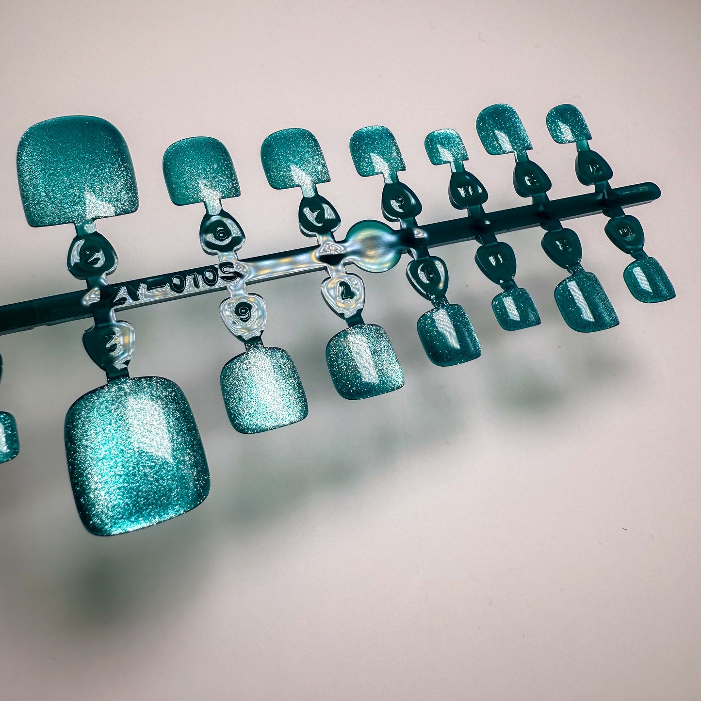 Frozen Spearmint | Luxe Pedicure – Press-on Fußnägel, Cat-Eye – NEXANAILS®