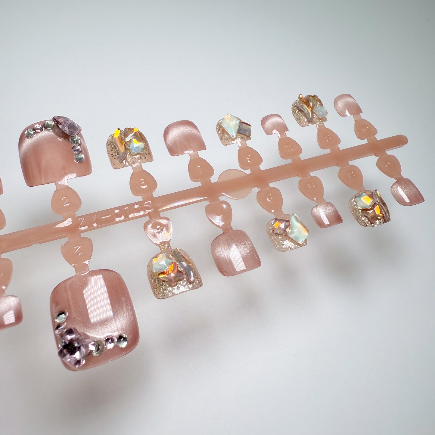 Champagne Aura | Luxe Pedicure – Press-on Fußnägel, Cat-Eye und Glitzer – NEXANAILS®