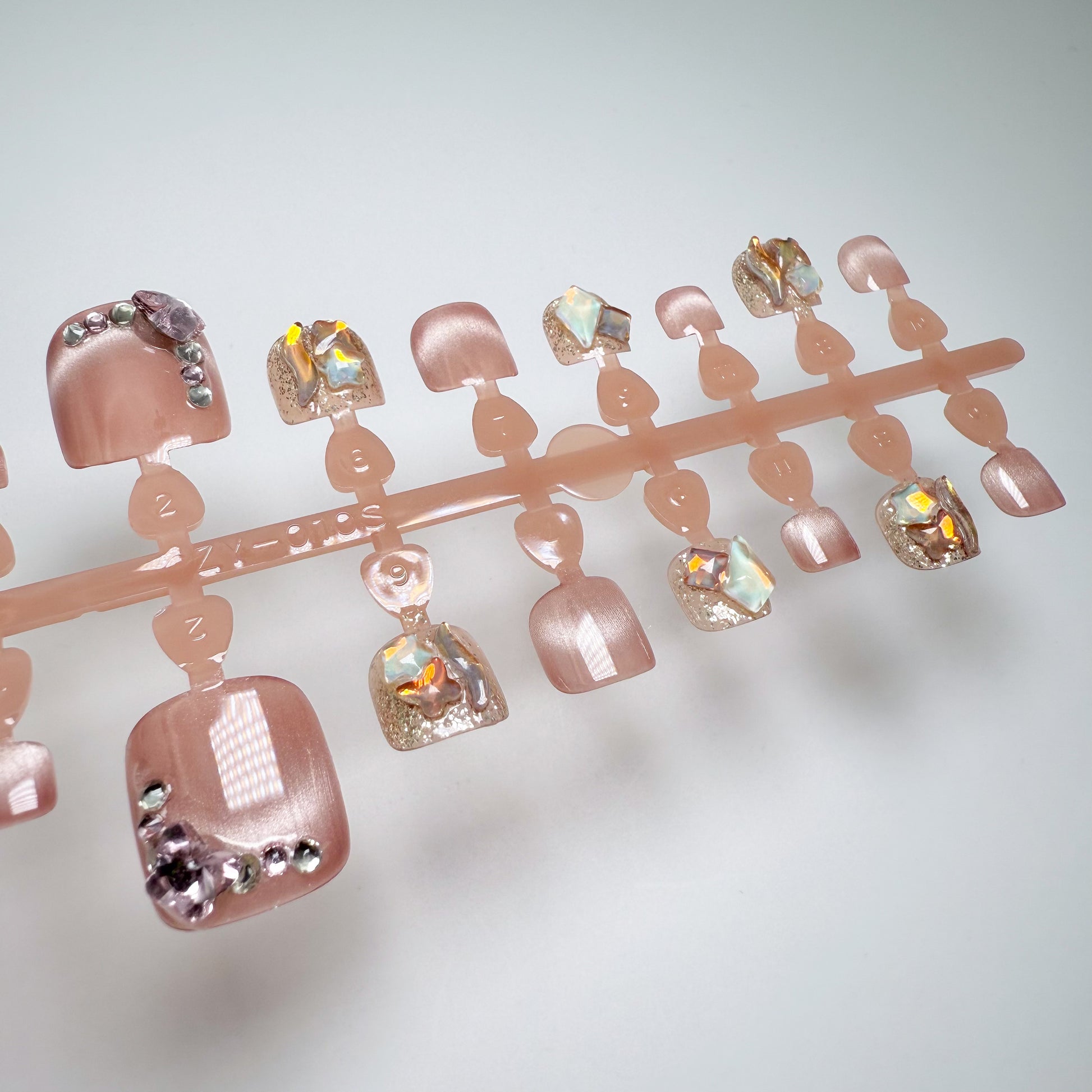 Champagne Aura | Luxe Pedicure – Press-on Fußnägel, Cat-Eye und Glitzer – NEXANAILS®