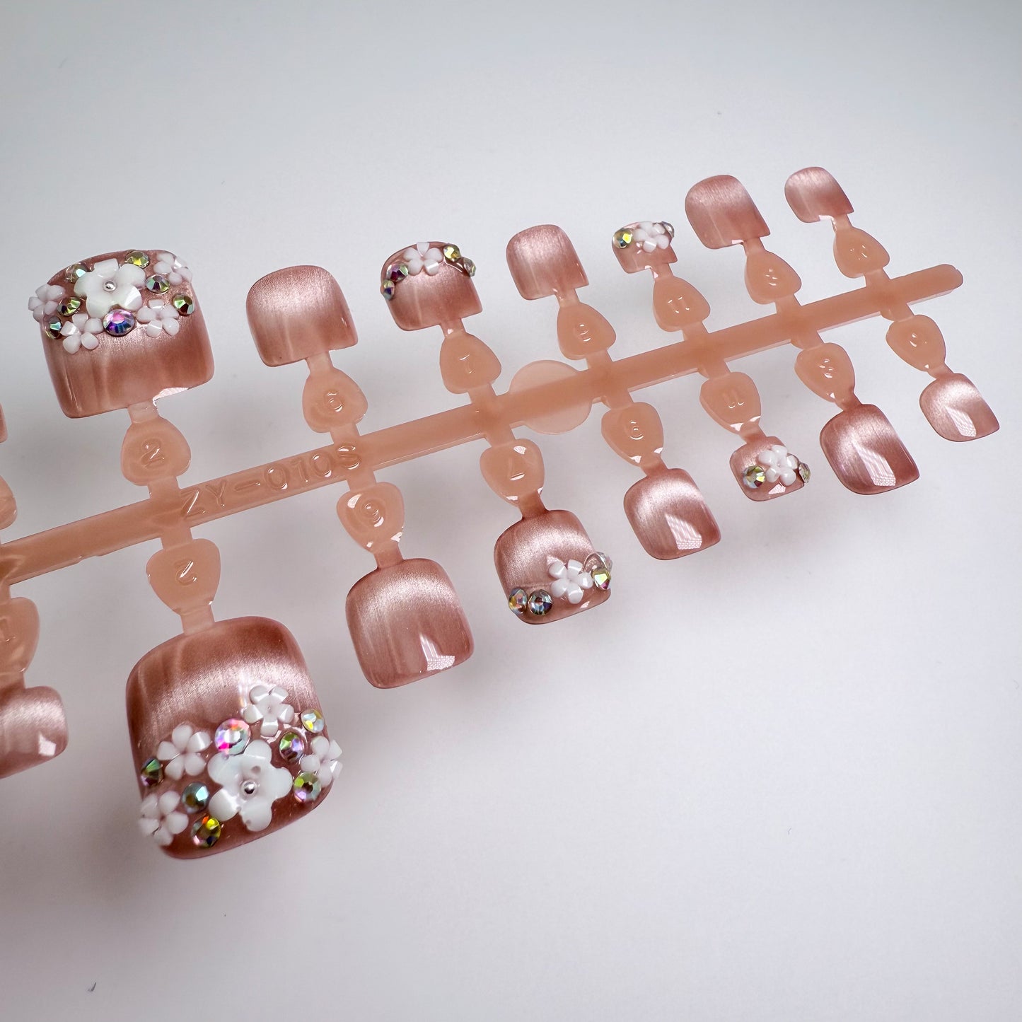 Blossom Veil | Luxe Pedicure – Press-on Fußnägel, Cat-Eye, Blumenmuster, Glitzer und Französische Nagelspitze – NEXANAILS®