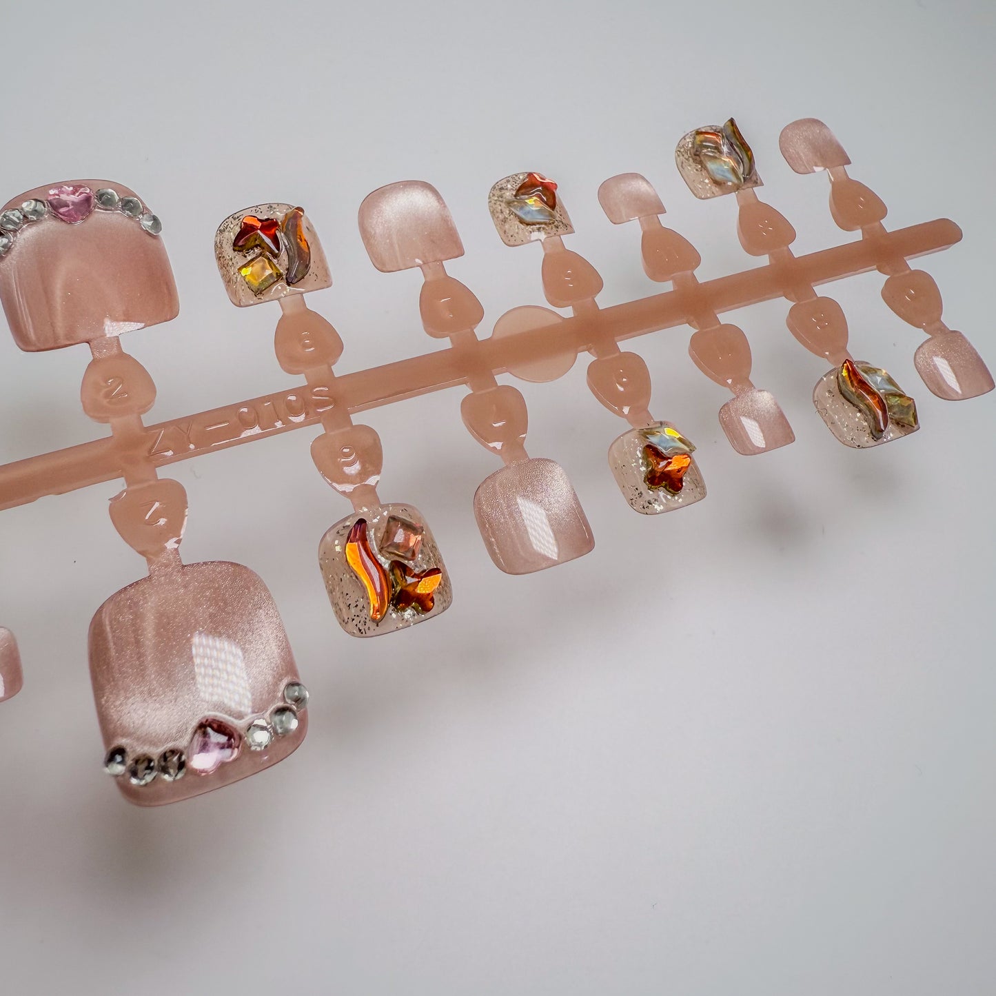 Blush Aurora | Luxe Pedicure – Press-on Fußnägel, Cat-Eye und Glitzer – NEXANAILS®