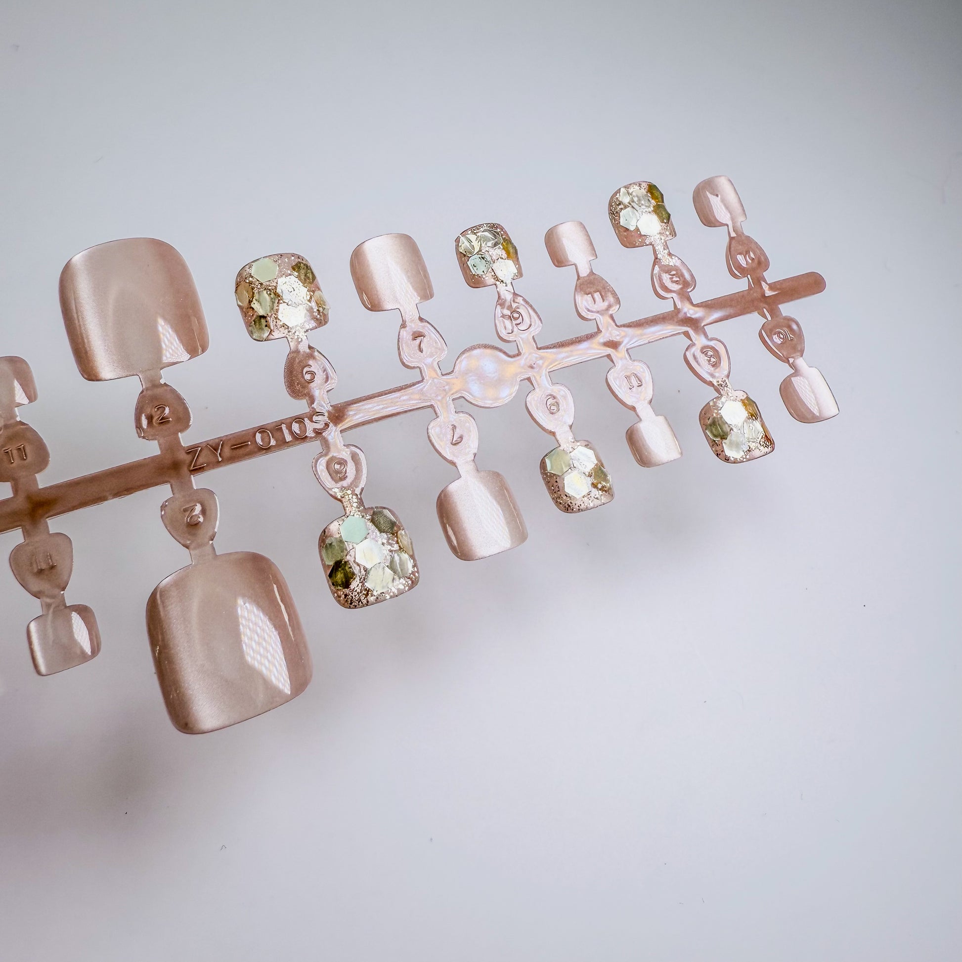 Champagne Glow | Luxe Pedicure – Press-on Fußnägel, Glitzer und Cat-Eye – NEXANAILS®