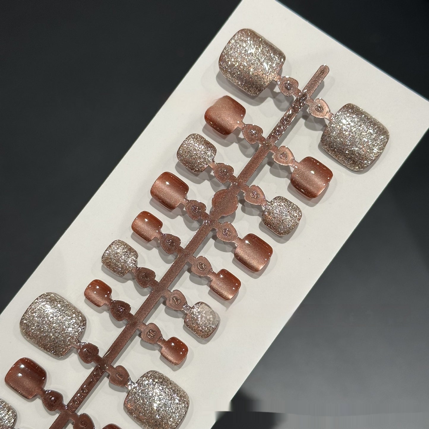 Copper Dusk | Luxe Pedicure – Press-on Fußnägel, Cat-Eye und Glitzer – NEXANAILS®