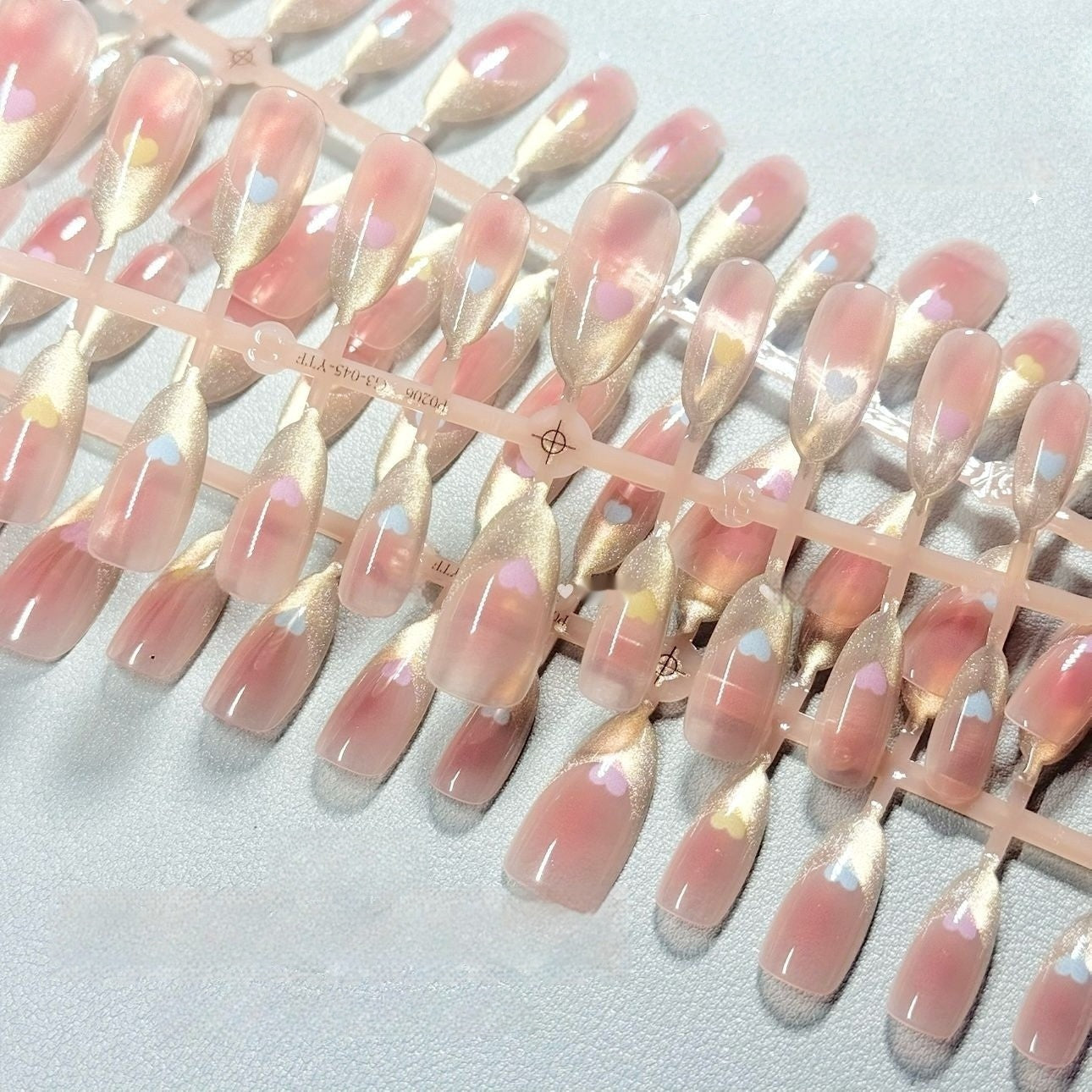 Blushing Hearts French – Press-on Fingernägel, Cat-Eye und Französische Nagelspitze – NEXANAILS®
